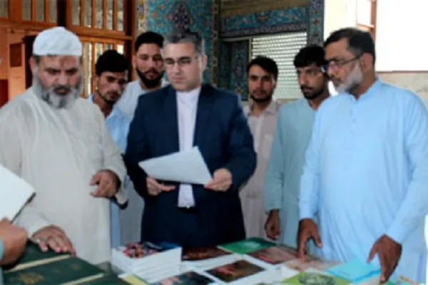 Donación de libros y coranes al Centro de Educación Islámica de Karachi