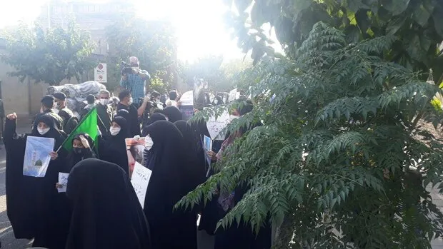 Fransa'nın Tahran Büyükelçisi önünde 