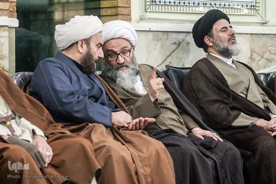 از سمت راست حجت‌الاسلام والمسلمین سیدابوالحسن حسن زاده، امام جمعه موقت اهواز و آیت الله محسن حیدری، نماینده مردم خوزستان در مجلس خبرگان رهبری در مجلس یادبود آیت الله هاشمی شاهرودی