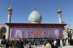 آیین سیاه‌پوشان و تعویض پرچم گنبد حرم حضرت شاهچراغ‌(ع)