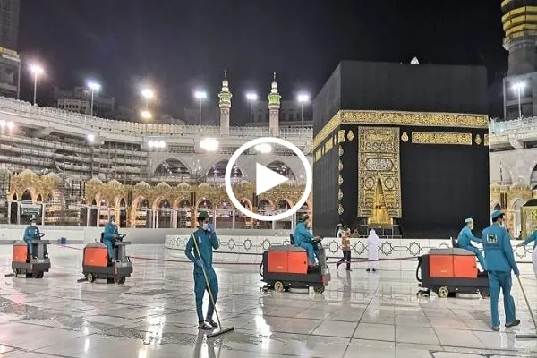 شاهد...تعقيم المسجد الحرام يومياً بإستخدام أجهزة آلية