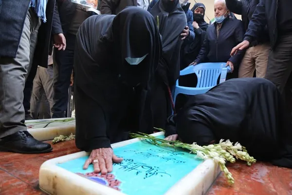 زیارت مزار شهید گمنام در مقبرة‌الشهدای میدان امام حسین(ع)