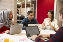 Les politiciens britanniques critiquent les discriminations à l’encontre des étudiants musulmans