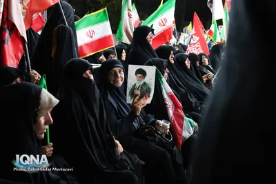 زنجیره مردمی حمایت از عفاف و حجاب در میدان شهدای اصفهان