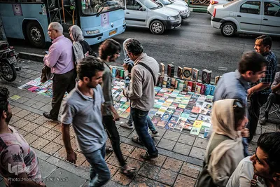 فروش کتب ممنوعه در حاشیه خیابان
