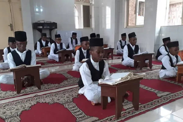 Isaulo ang Quran upang Mapataas ang Iyong Katayuan sa Mundo at Espiritwal: Nigeriano na Kleriko