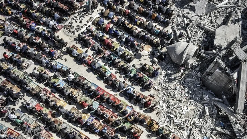 Gazzeliler, ramazan öncesi son cuma namazını caminin enkazında kıldı