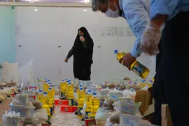 توزیع بسته‌های غذایی بین نیازمندان از محل نیات وقف