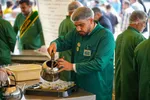 خادمی رزمندگان لشکر‌۱۴ امام حسین(ع) اصفهان در چایخانه حضرت رضا(ع)