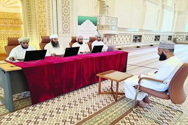 سلطنة عمان: تنافس 58 مشاركاً في التصفيات الأولية لمسابقة القرآن بالسويق