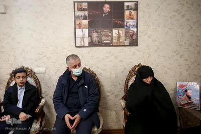 دیدار جمعی از پیشکسوتان و اساتید جامعه قرآنی با خانواده شهید حسین معزغلامی، از شهدای قرآنی مدافع حرم