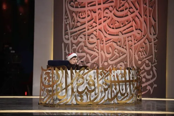 Karatun makarancin kur'ani dan shekara 5 da kiran sallah a cikin salon Abdulbasit a cikin shirin Mahfil