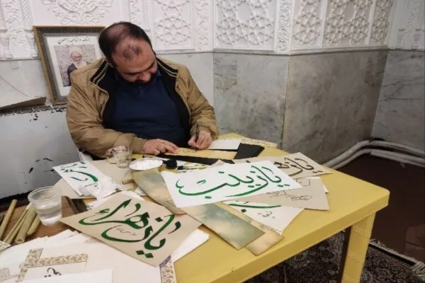 برپایی میز خطاطی اسامی و القاب ائمه (ع) در حرم مطهر بانوی کرامت