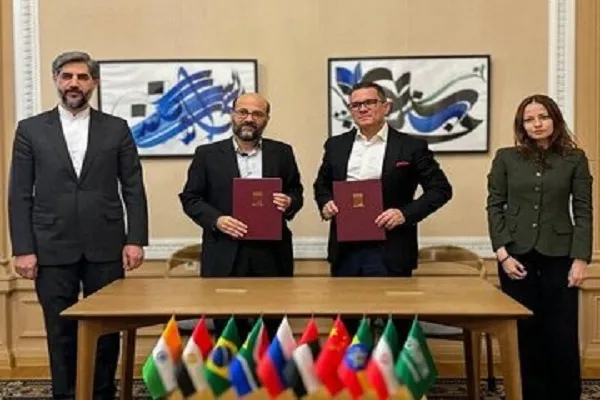 Имзои ёддошти ҳамкорӣ миёни Созмони асноди Эрон ва Китобхонаи давлатии Русия