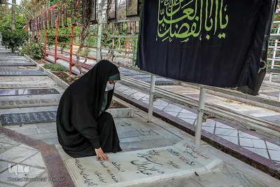 گلباران مزار مطهر شهدا توسط خبرنگاران شیرازی