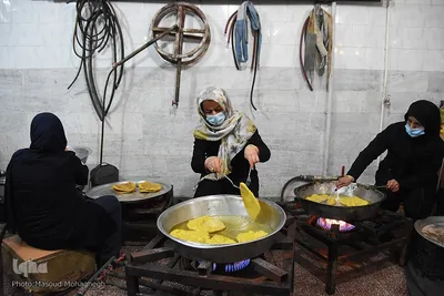 پخت و توزیع نان محلی در سمنان