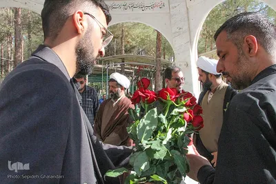 غبارروبی مزار شهدای خراسان جنوبی توسط خبرنگاران
