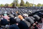 نماز ظهر عاشورا در آستان مقدس امامزادگان محمد (ع) و سکینه خاتون (س) کرج