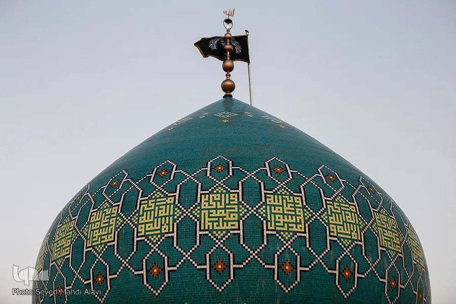 آیین تعویض پرچم گنبد آستان مقدس حضرت موسی مبرقع(ع)
