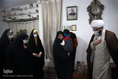 حضور  حجت الاسلام محمد قمی، رئیس سازمان تبلیغات اسلامی در منزل شهدای مدافع حرم تیپ فاطمیون در حسن آباد فشافویه
