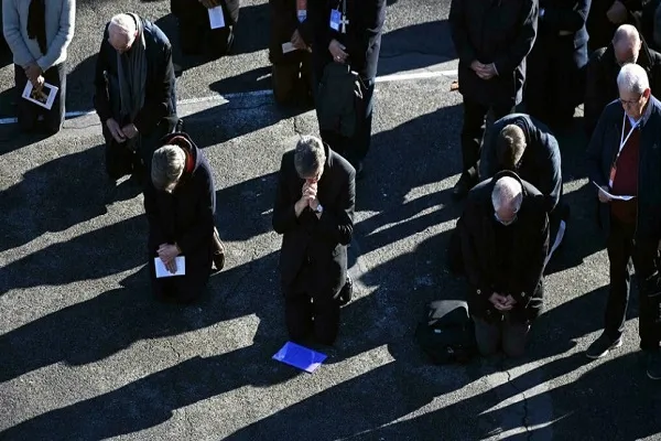French Bishops Kneel in Penance for Decades of Church Abuse