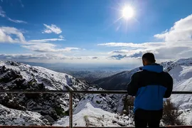 کوهنوردی در پناهگاه شیرپلا به تهران نگاه می‌کند