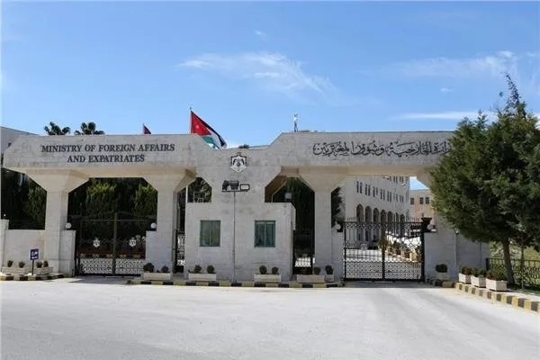 الأردن يدين تكرار السماح بتدنيس نسخ من المصحف في السويد