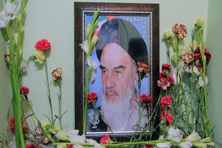 حجره طلبگی امام خمینی(ره) در اراک گلباران شد