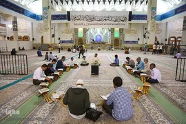 حلقه‌های آموزش قرائت و تجوید قرآن کریم در حرم مطهر کریمه اهل بیت(س)