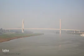 ایستاده در غبار