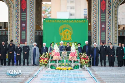 تعویض پرچم گنبد رضوی همزمان با آغاز ماه ربیع‌الاول
