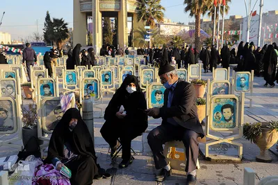 عطر افشانی و گلباران قبور مطهر شهدا - اصفهان