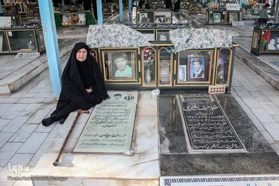 غبارروبی و عطرافشانی مزار شهدا با گل نرگس ـ بهبهان