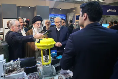 بازدید رهبر انقلاب از نمایشگاه توانمندی‌های تولید داخل