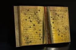 Präsentation eines Exemplars des Heiligen Korans geschrieben auf Blattgold auf der Sharjah Buchausstellung + Video