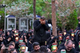 عزاداران حسینی در کنار قبور مطهر سرداران بی پلاک گلزار شهدا(س)