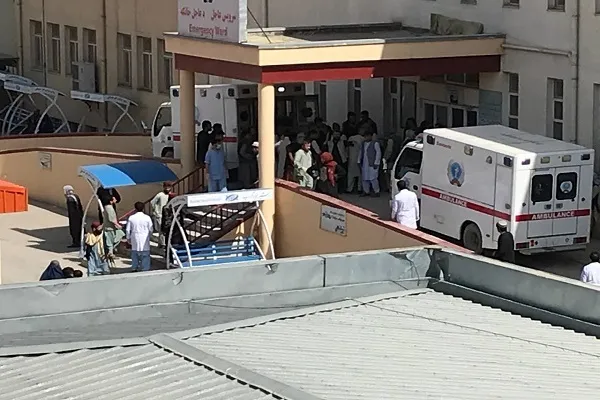 انفجار در بزرگ‌ترین مسجد شیعیان مزارشریف؛ داعش مسئوليت پذيرفت + عکس و فیلم