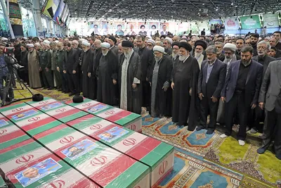 اقامه نماز بر پیکر رئیس جمهور شهید و همراهان ایشان
