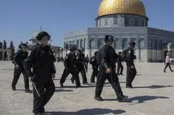 Les policiers sionistes ont attaqué les fidèles musulmans à Al-Aqsa
