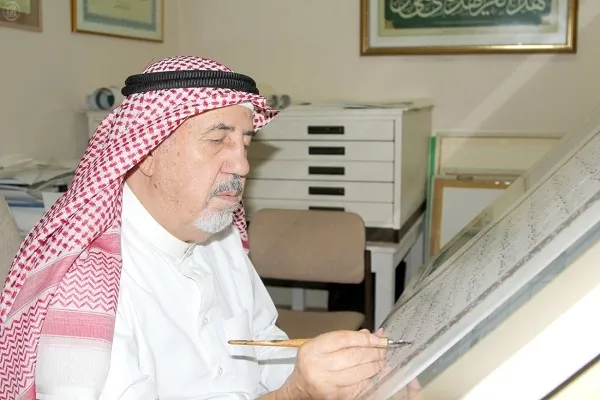 السعودية تجنسّ الخطاط عثمان طه.. كتب 12 نسخة من القرآن