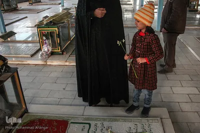 غبارروبی و عطرافشانی مزار شهدا با گل نرگس ـ بهبهان