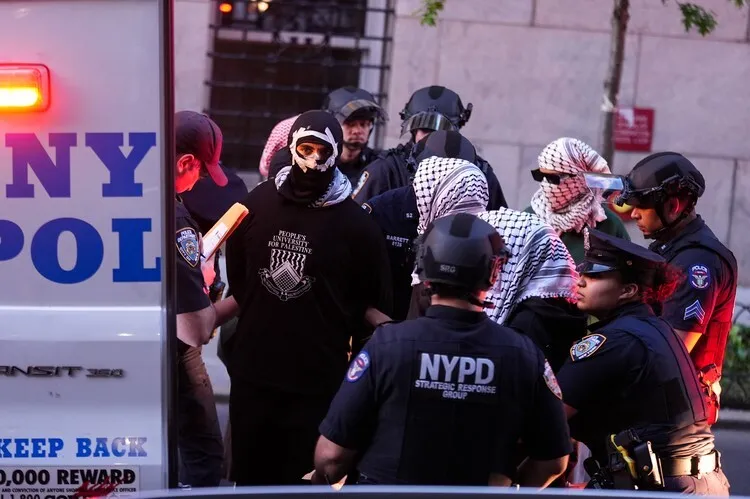 Columbia Üniversitesi’nde İsrail’i protesto eden onlarca öğrenci tutuklandı