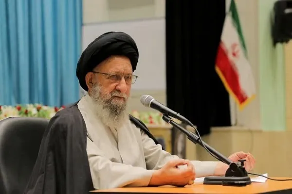 اقامه نماز جماعت با حضور ۵۰۰ دانش‌آموز گرگانی