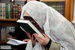 Eine schwedische Frau im Razawi-Heiligtum zum Islam konvertiert