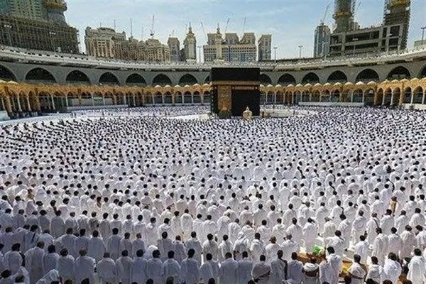 100 مسلم إسباني يؤدون فريضة الحج مجاناً