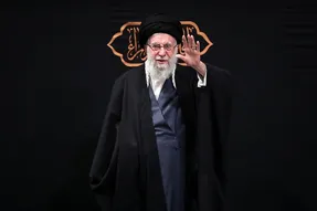 «مشت گره‌کرده»؛ نشان رسمی مراسم بدرقه آقای شهید ایران