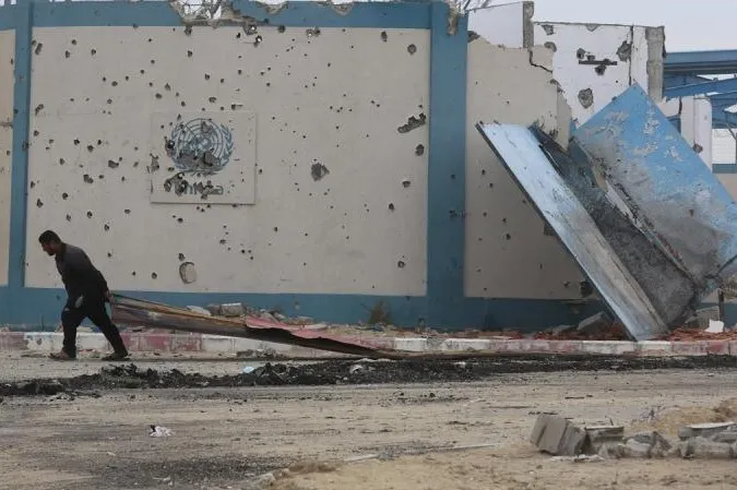 Gazzelilerin açlıktan sokaklarda bayıldığını bildiren UNRWA'dan 