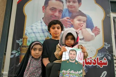 اهدا قاب مدال کنگره ملی شهدای فارس به خانواده شهیدان نبی زاده