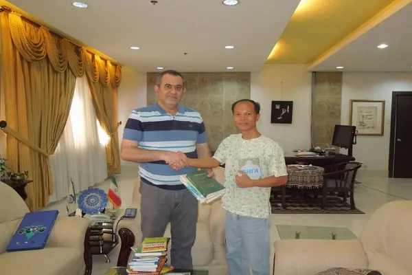 اهدای قرآن و نهج‌البلاغه به استاد فلسفه فیلیپین