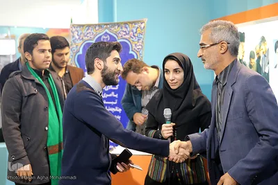 مناظره دانشجویی در غرفه ایکنا ـ نمایشگاه مطبوعات